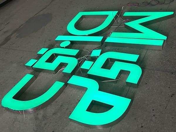 連鎖品牌門店不銹鋼樹脂發(fā)光字