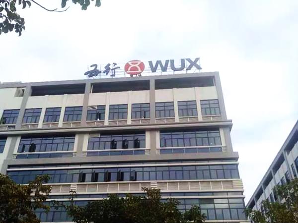 企業(yè)大樓樓頂外露沖孔發(fā)光字